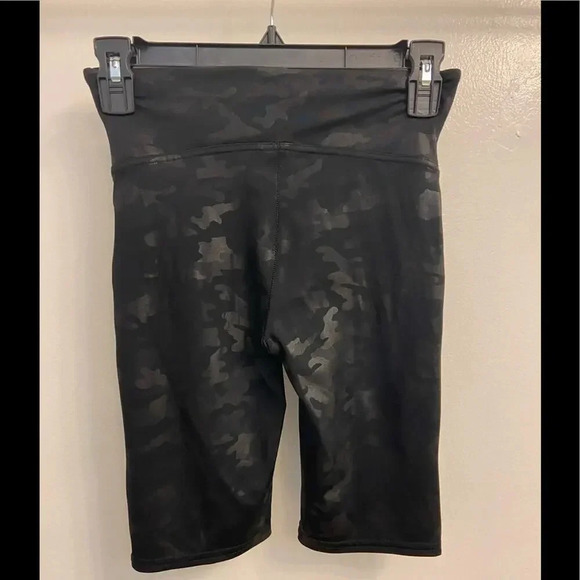 SPANX Black Camo Bike Shorts size Small - Picture 3 of 5